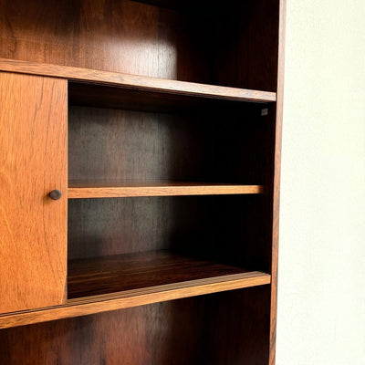 
                  
                    Vintage palissander boekenkast met schuifdeurtjes - LOUI
                  
                
