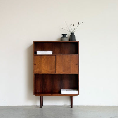 
                  
                    Vintage palissander boekenkast met schuifdeurtjes - LOUI
                  
                