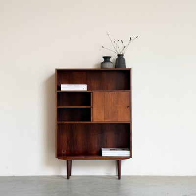 
                  
                    Vintage palissander boekenkast met schuifdeurtjes - LOUI
                  
                