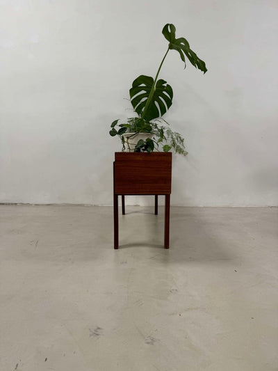 
                  
                    Vintage plantenbak teak - LOUI.STORE
                  
                