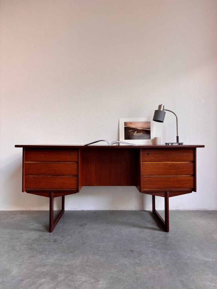 
                  
                    Vintage ruim 2 - zijdig bureau teak - LOUI.STORE
                  
                