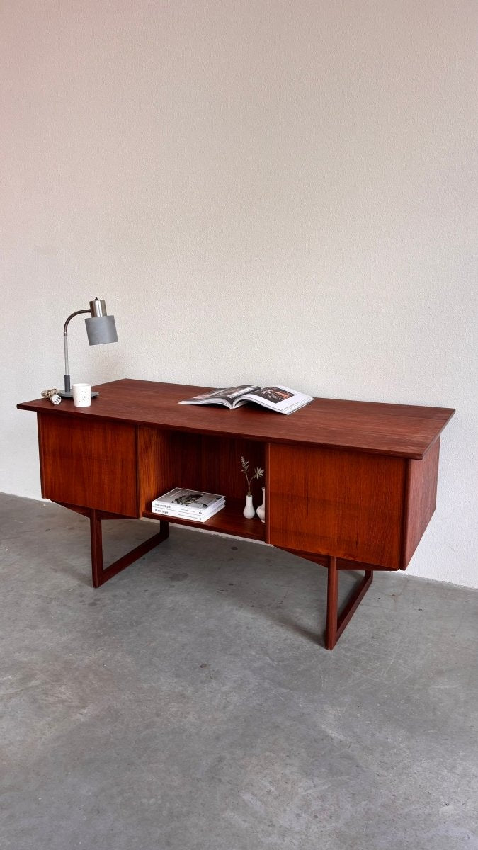 
                  
                    Vintage ruim 2 - zijdig bureau teak - LOUI.STORE
                  
                
