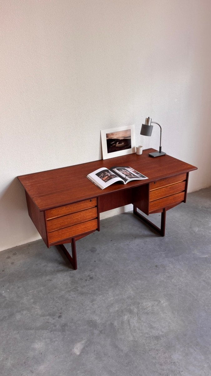 
                  
                    Vintage ruim 2 - zijdig bureau teak - LOUI.STORE
                  
                