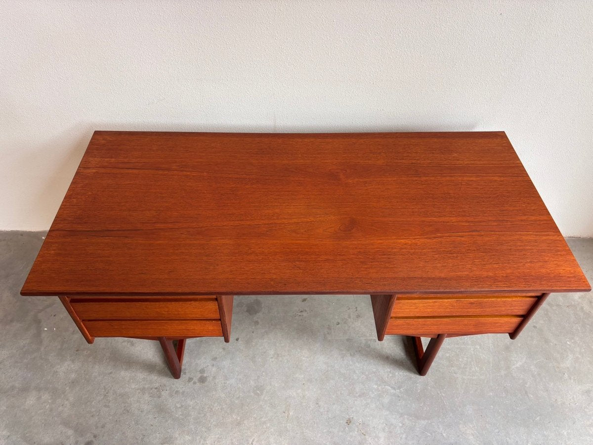 
                  
                    Vintage ruim 2 - zijdig bureau teak - LOUI.STORE
                  
                
