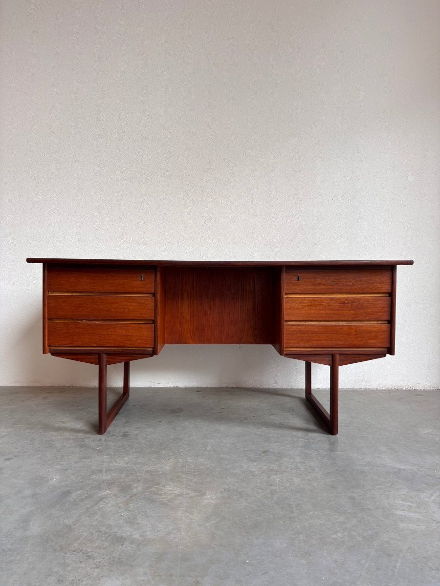 
                  
                    Vintage ruim 2 - zijdig bureau teak - LOUI.STORE
                  
                