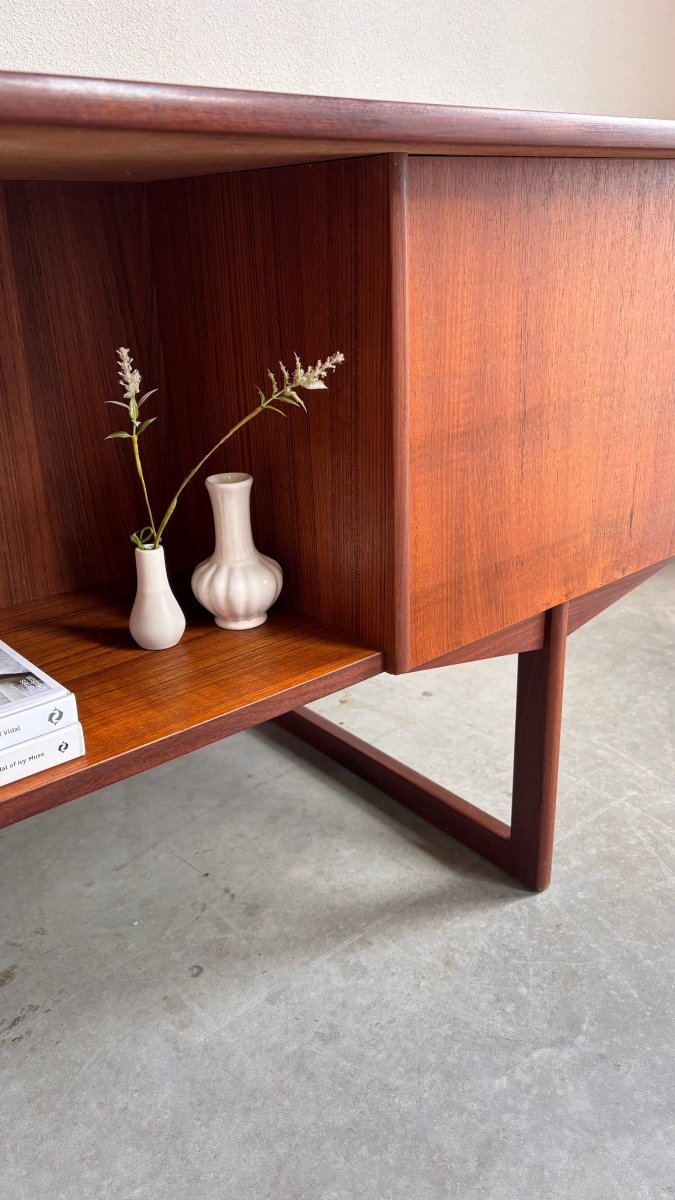 
                  
                    Vintage ruim 2 - zijdig bureau teak - LOUI.STORE
                  
                