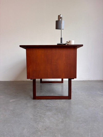 
                  
                    Vintage ruim 2 - zijdig bureau teak - LOUI.STORE
                  
                