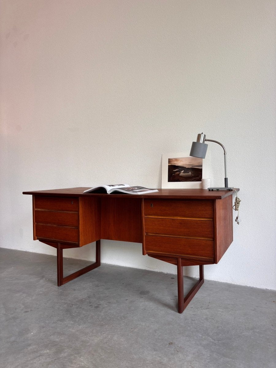 
                  
                    Vintage ruim 2 - zijdig bureau teak - LOUI.STORE
                  
                