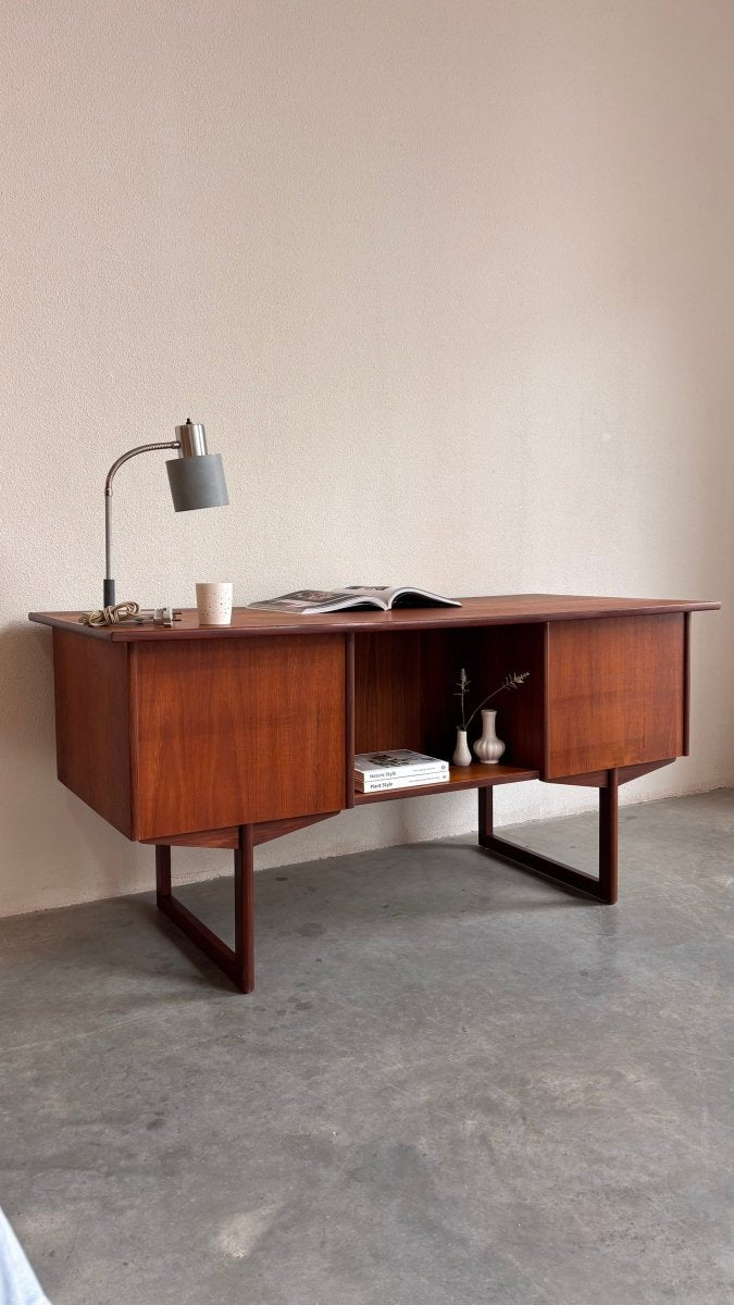 
                  
                    Vintage ruim 2 - zijdig bureau teak - LOUI.STORE
                  
                