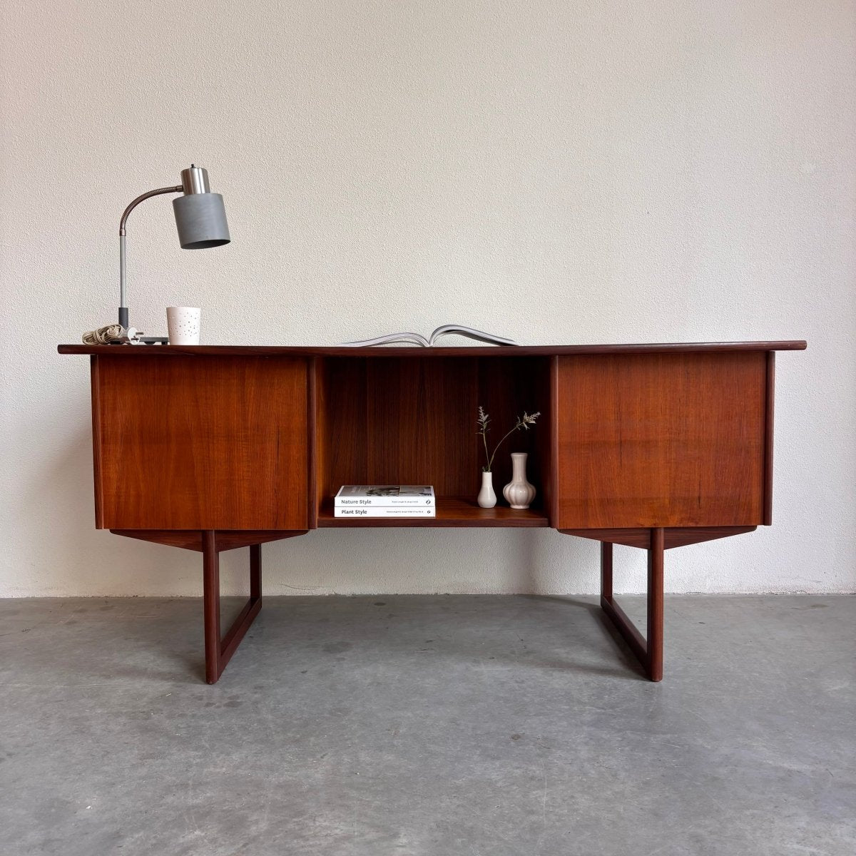 Vintage ruim 2 - zijdig bureau teak - LOUI.STORE
