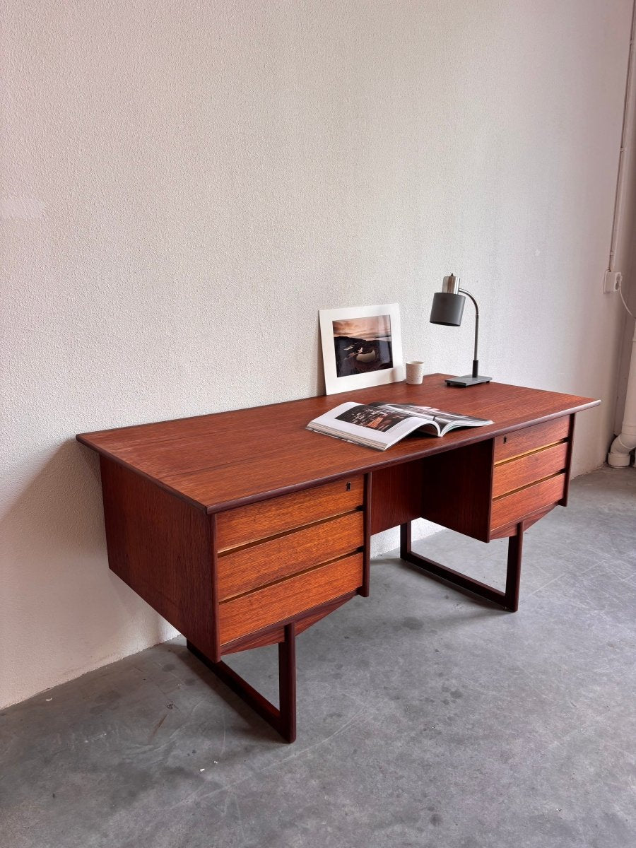 
                  
                    Vintage ruim 2 - zijdig bureau teak - LOUI.STORE
                  
                