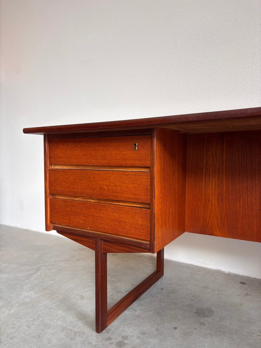 
                  
                    Vintage ruim 2 - zijdig bureau teak - LOUI.STORE
                  
                