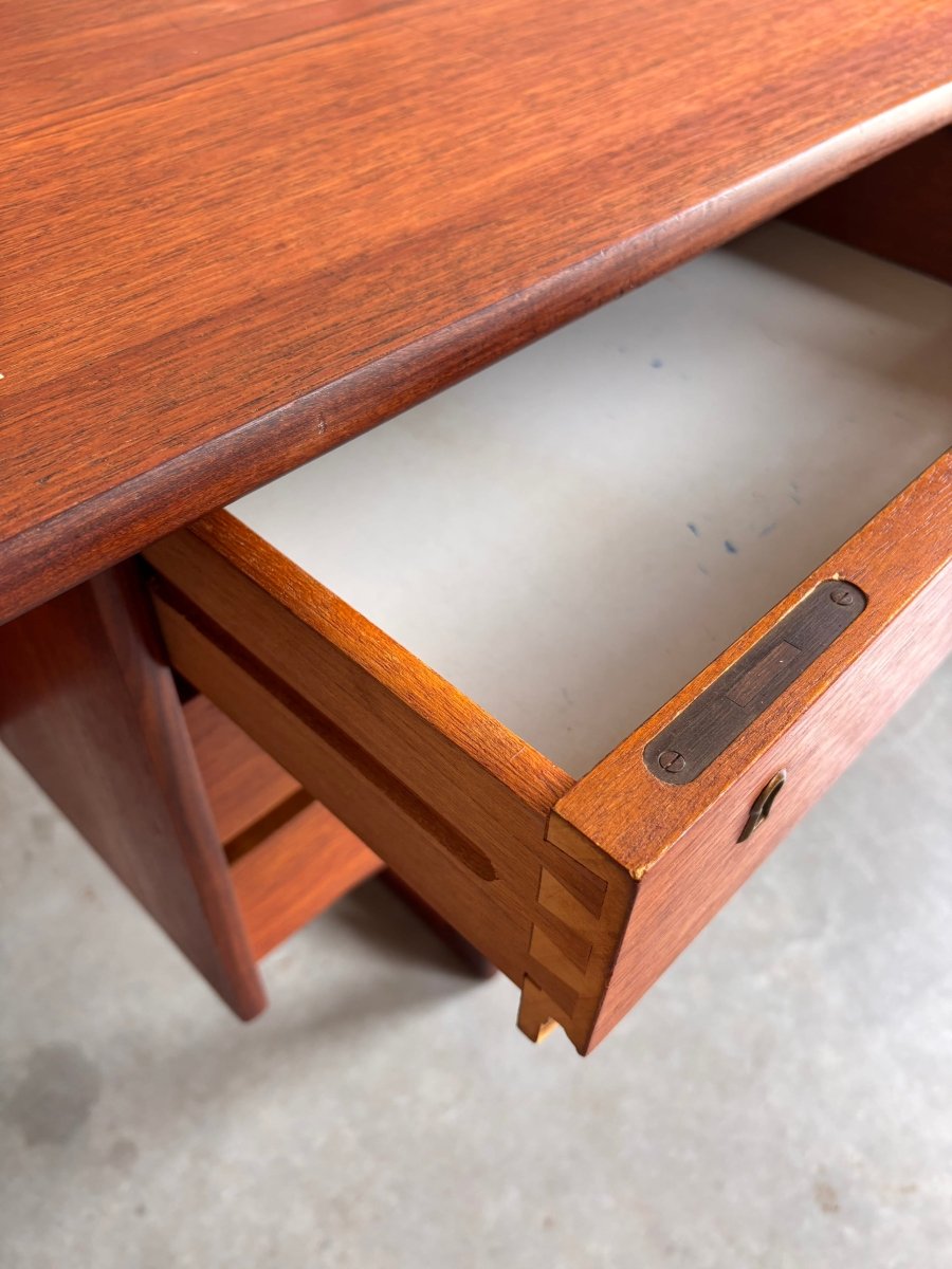 
                  
                    Vintage ruim 2 - zijdig bureau teak - LOUI.STORE
                  
                