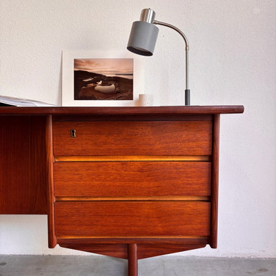 
                  
                    Vintage ruim 2 - zijdig bureau teak - LOUI.STORE
                  
                