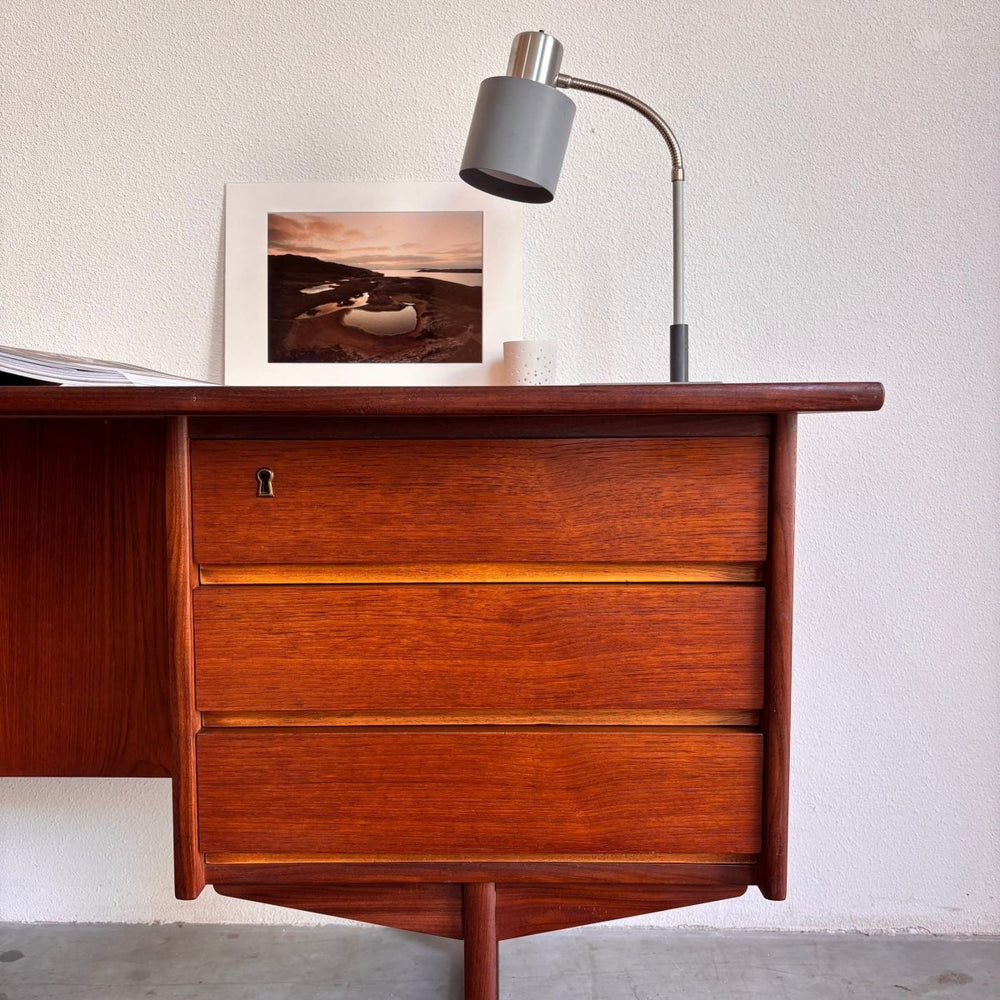 
                  
                    Vintage ruim 2 - zijdig bureau teak - LOUI.STORE
                  
                