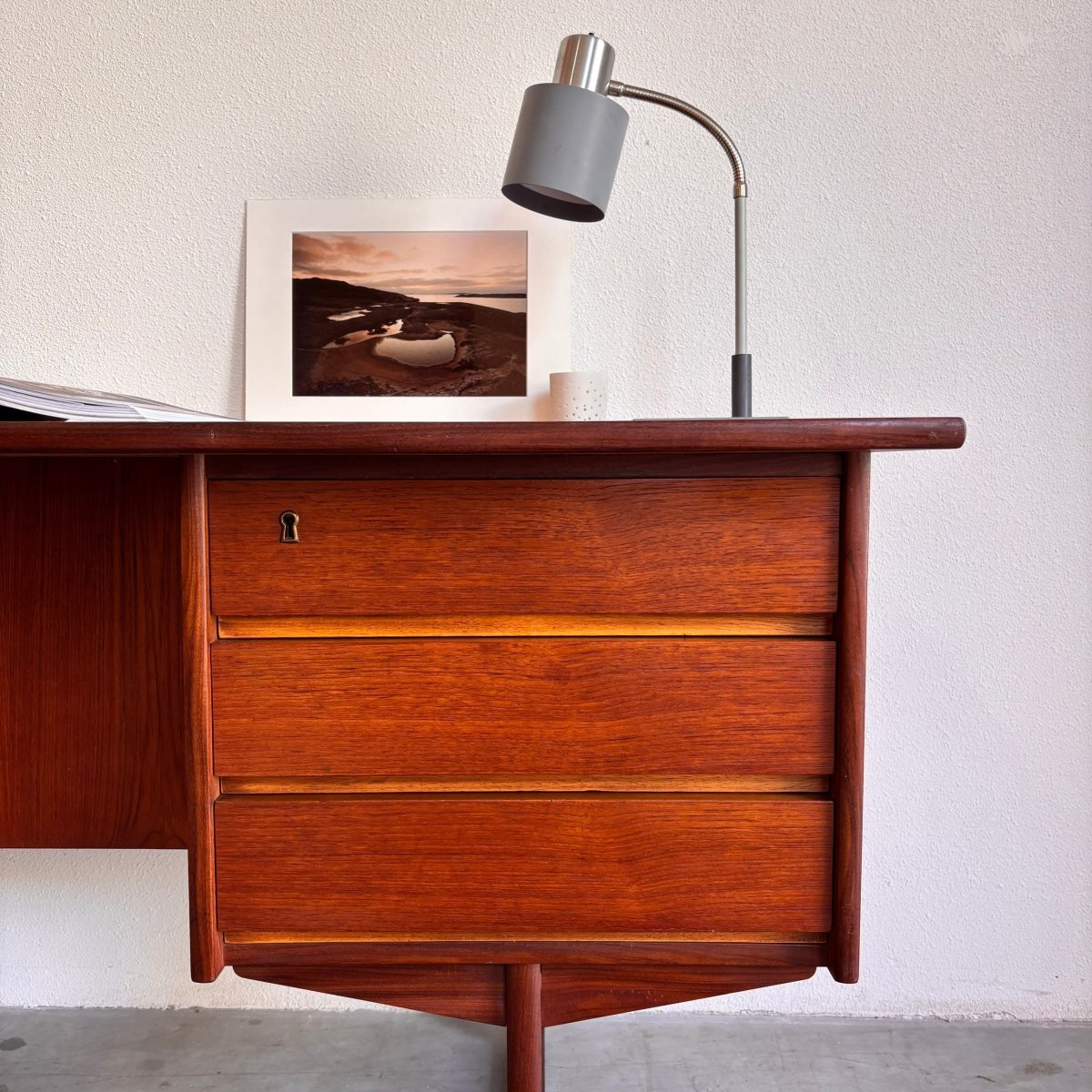 
                  
                    Vintage ruim 2 - zijdig bureau teak - LOUI.STORE
                  
                