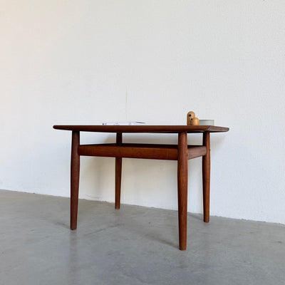 
                  
                    Vintage salontafeltje Grete Jalk teak - LOUI
                  
                