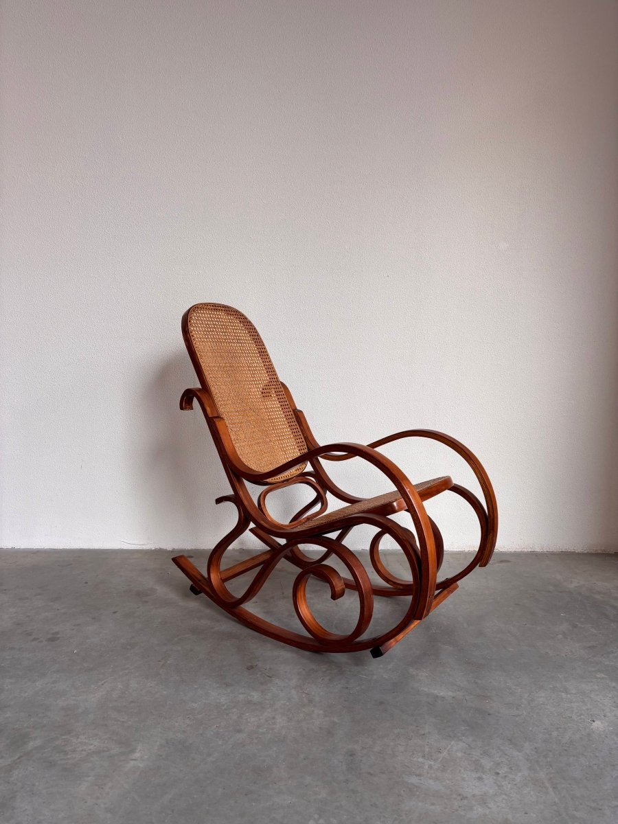 
                  
                    Vintage schommelstoel - LOUI.STORE
                  
                