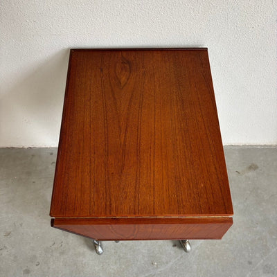 
                  
                    Vintage schrijfmachine - bijzettafeltje teak - LOUI.STORE
                  
                