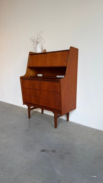 
                  
                    Vintage secretaire lades en kleine schuifdeurtjes teak - LOUI
                  
                