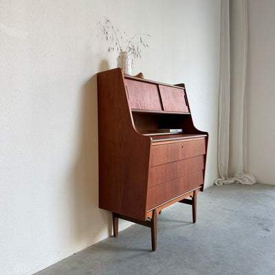 
                  
                    Vintage secretaire lades en kleine schuifdeurtjes teak - LOUI
                  
                