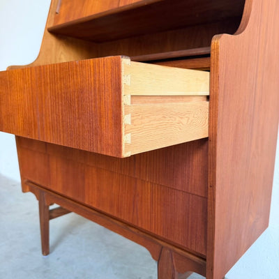 
                  
                    Vintage secretaire lades en kleine schuifdeurtjes teak - LOUI
                  
                