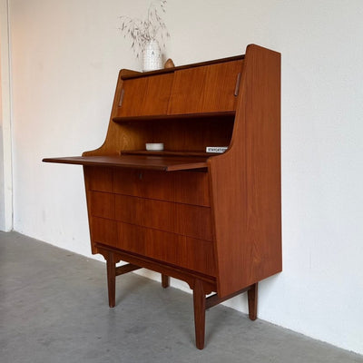 
                  
                    Vintage secretaire lades en kleine schuifdeurtjes teak - LOUI
                  
                
