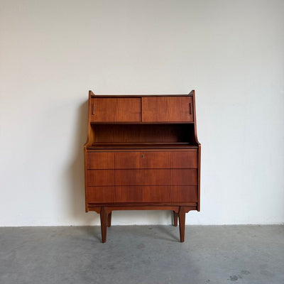 
                  
                    Vintage secretaire lades en kleine schuifdeurtjes teak - LOUI
                  
                