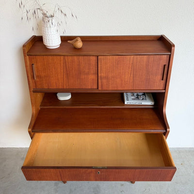 
                  
                    Vintage secretaire lades en kleine schuifdeurtjes teak - LOUI
                  
                