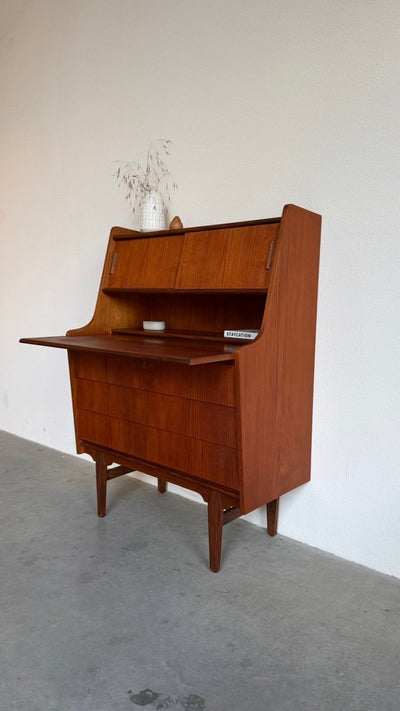 
                  
                    Vintage secretaire lades en kleine schuifdeurtjes teak - LOUI
                  
                