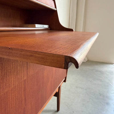 
                  
                    Vintage secretaire lades en kleine schuifdeurtjes teak - LOUI
                  
                