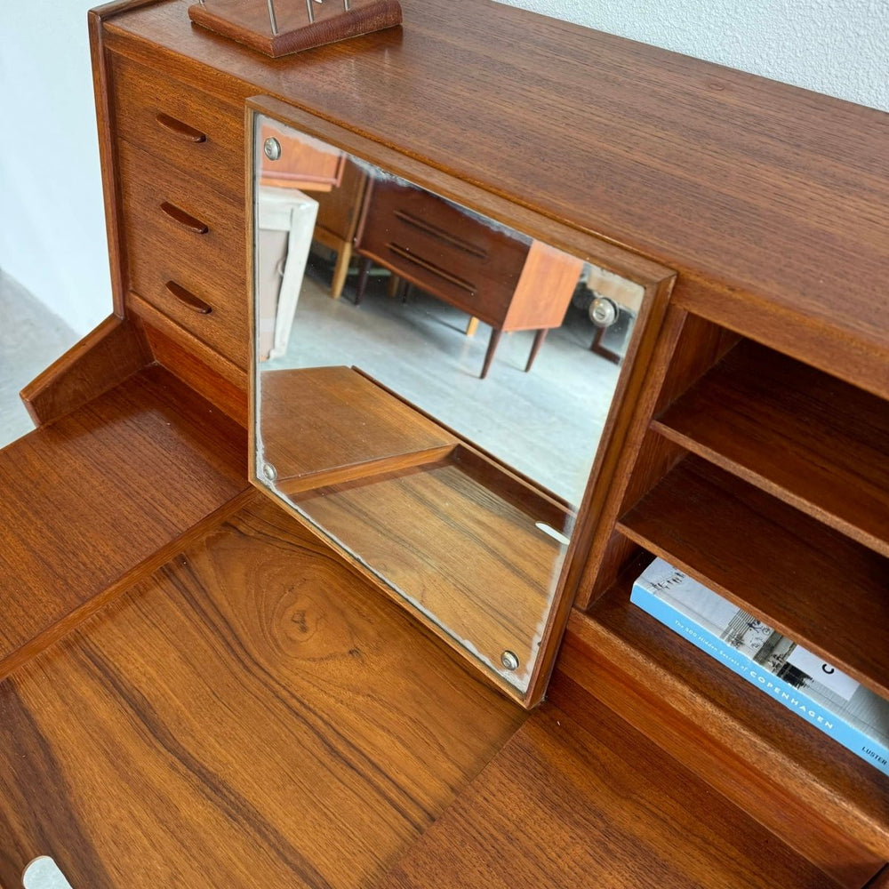 
                  
                    Vintage secretaire met spiegel - LOUI.STORE
                  
                