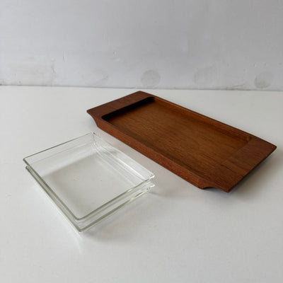 
                  
                    Vintage serveer schaaltje teak met 2 glazen bakjes - LOUI
                  
                