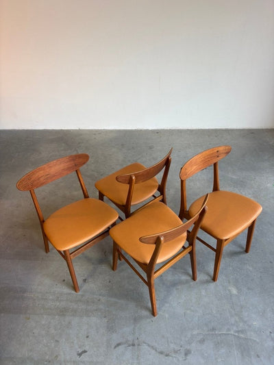 
                  
                    Vintage set 4* stoelen Farstrup teak - skai bekleding - LOUI.STORE
                  
                