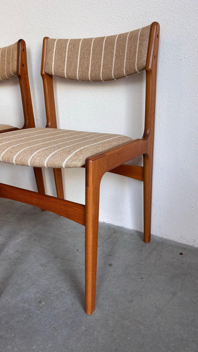 
                  
                    Vintage set 4/6 stoelen Erik Buch - LOUI.STORE
                  
                
