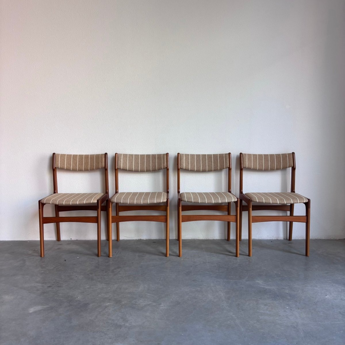 Vintage set 4/6 stoelen Erik Buch - LOUI.STORE