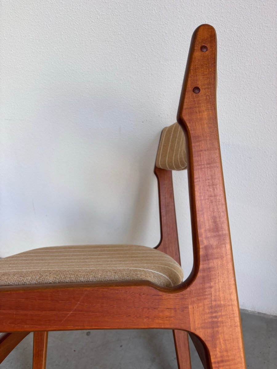 
                  
                    Vintage set 4/6 stoelen Erik Buch - LOUI.STORE
                  
                