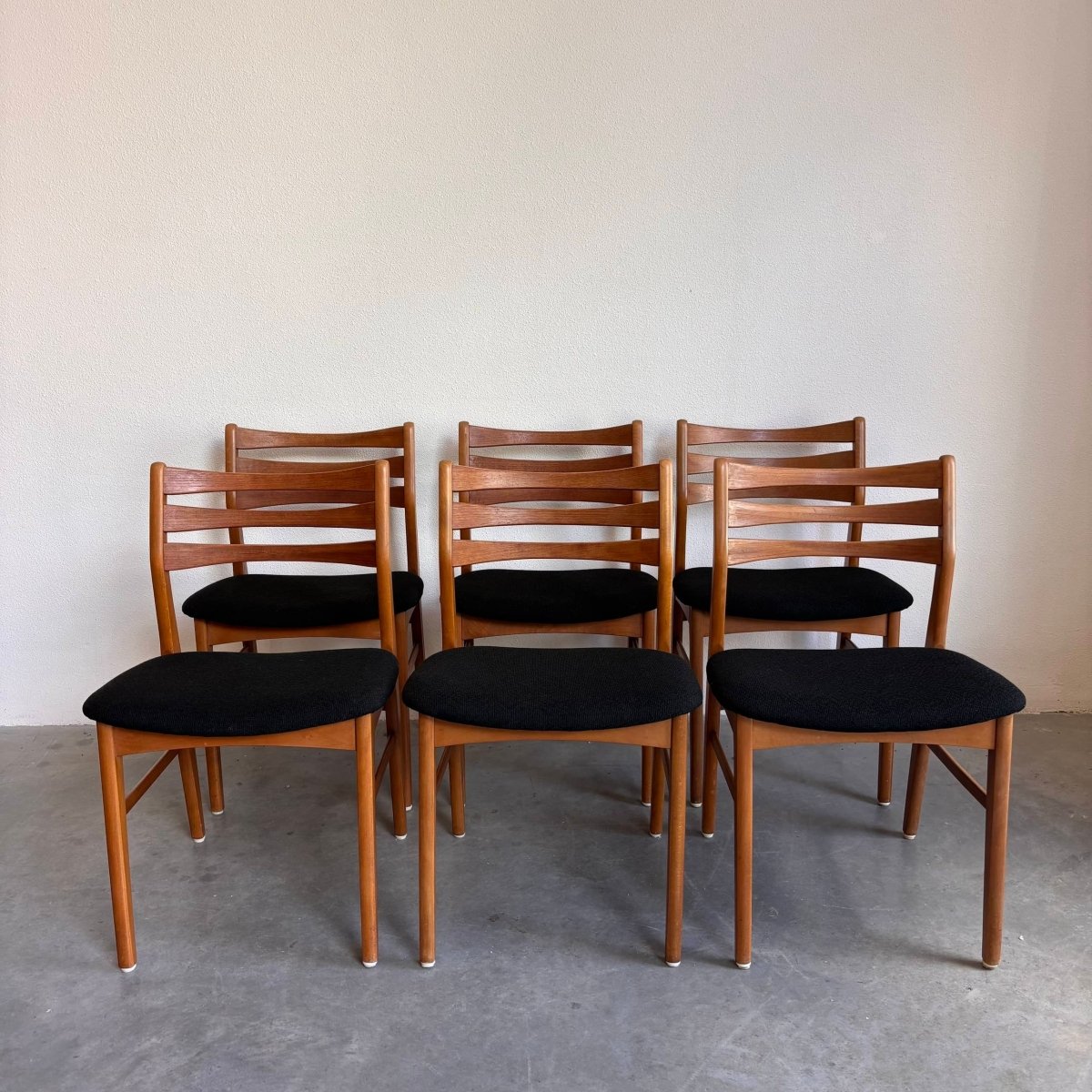 Vintage set 6* eetstoelen teak zwart - LOUI.STORE