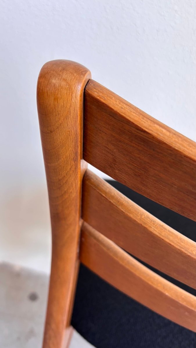 
                  
                    Vintage set 6* eetstoelen teak zwart - LOUI.STORE
                  
                