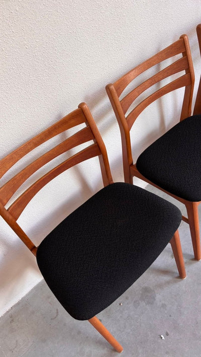 
                  
                    Vintage set 6* eetstoelen teak zwart - LOUI.STORE
                  
                