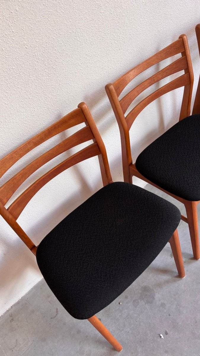 
                  
                    Vintage set 6* eetstoelen teak zwart - LOUI.STORE
                  
                