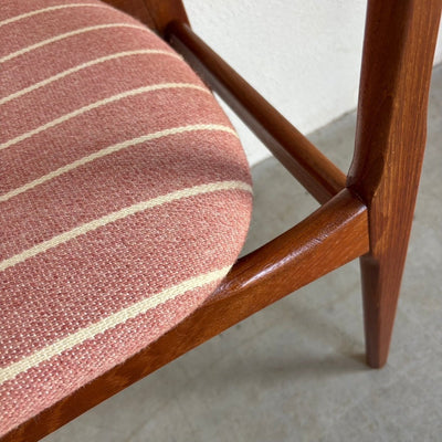 
                  
                    Vintage set 6* Thorsø stoelen teak roze streep - LOUI.STORE
                  
                