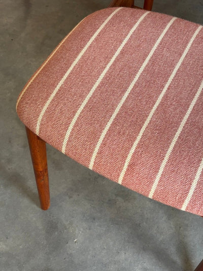 
                  
                    Vintage set 6* Thorsø stoelen teak roze streep - LOUI.STORE
                  
                