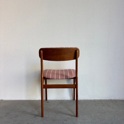 
                  
                    Vintage set 6* Thorsø stoelen teak roze streep - LOUI.STORE
                  
                
