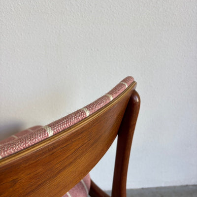 
                  
                    Vintage set 6* Thorsø stoelen teak roze streep - LOUI.STORE
                  
                