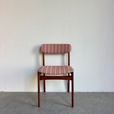 
                  
                    Vintage set 6* Thorsø stoelen teak roze streep - LOUI.STORE
                  
                