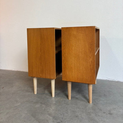 
                  
                    Vintage set Bramin boekenkastjes eiken - LOUI.STORE
                  
                