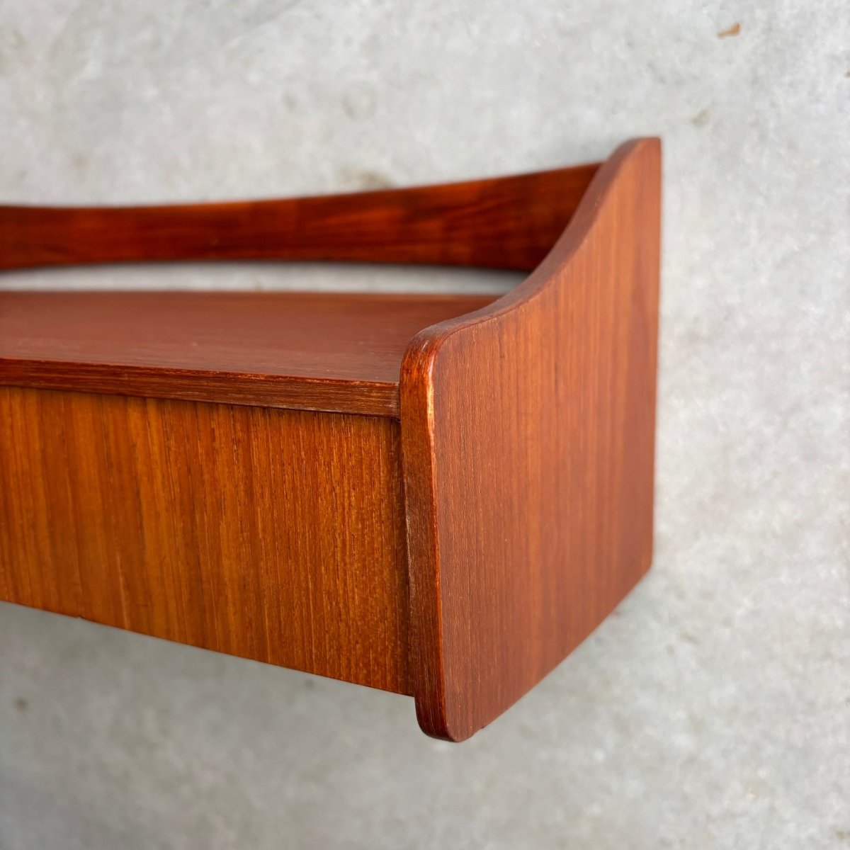 
                  
                    Vintage set wandkastjes frame boven teak - LOUI.STORE
                  
                