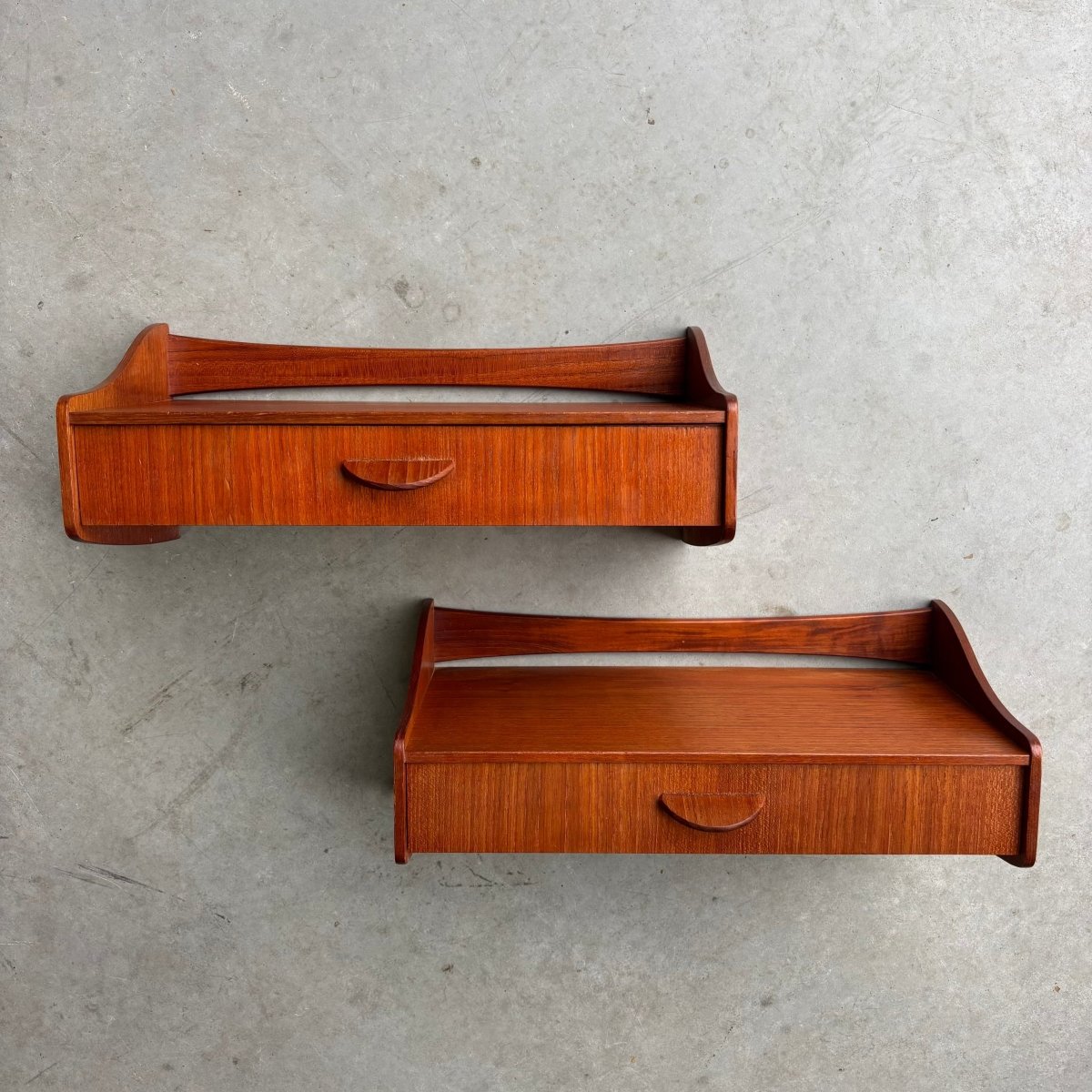 
                  
                    Vintage set wandkastjes frame boven teak - LOUI.STORE
                  
                