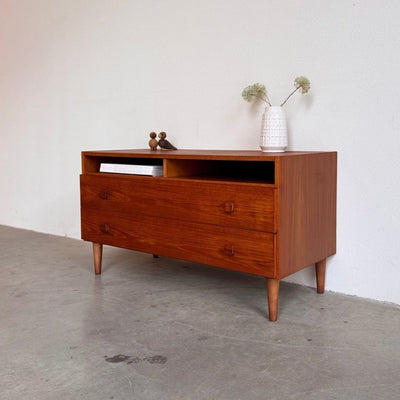 
                  
                    Vintage sideboard 2 lades en open vakken teak - LOUI.STORE
                  
                